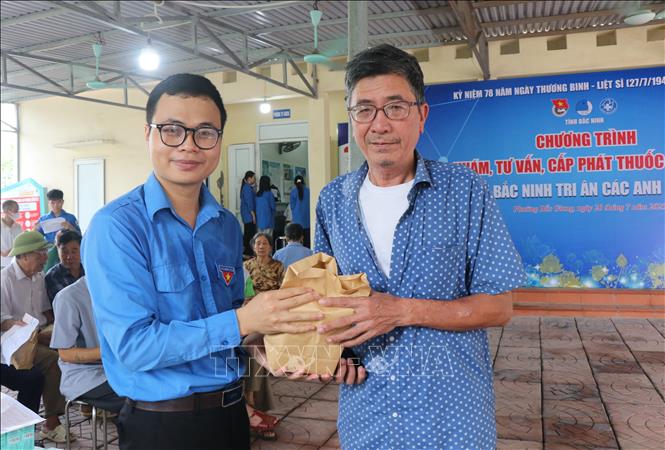 Khám, cấp phát thuốc miễn phí tại phường Bắc Giang, tỉnh Bắc Ninh. Ảnh: Thanh Thương- TTXVN