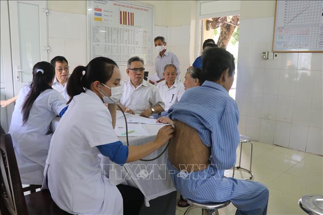 Khám, cấp phát thuốc miễn phí tại phường Bắc Giang, tỉnh Bắc Ninh. Ảnh: Thanh Thương- TTXVN