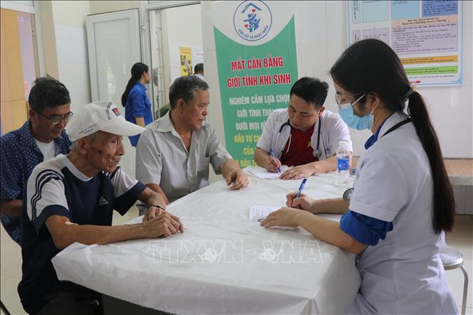 Khám, cấp phát thuốc miễn phí tại phường Bắc Giang, tỉnh Bắc Ninh. Ảnh: Thanh Thương- TTXVN