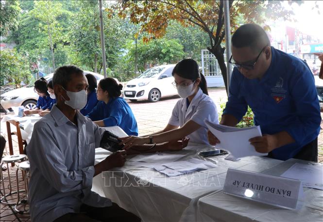 Khám, cấp phát thuốc miễn phí tại phường Bắc Giang, tỉnh Bắc Ninh. Ảnh: Thanh Thương- TTXVN
