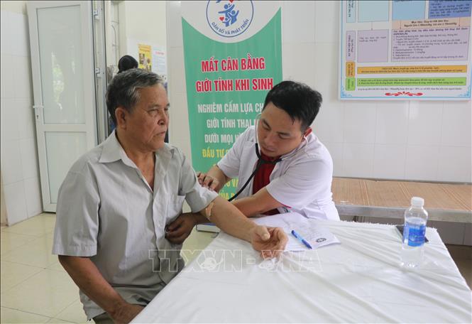 Khám, cấp phát thuốc miễn phí tại phường Bắc Giang, tỉnh Bắc Ninh. Ảnh: Thanh Thương- TTXVN