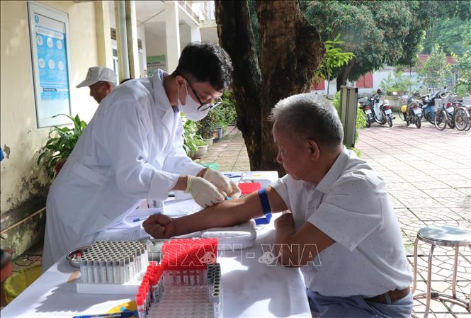 Khám, cấp phát thuốc miễn phí tại phường Bắc Giang, tỉnh Bắc Ninh. Ảnh: Thanh Thương- TTXVN