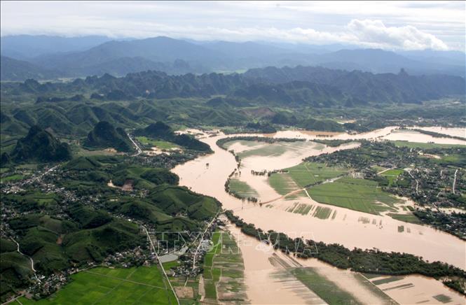 Nước sông Lam khu vực hạ lưu thủy điện Bản Vẻ vẫn còn đục ngầu. Ảnh: Văn Tý-TTXVN