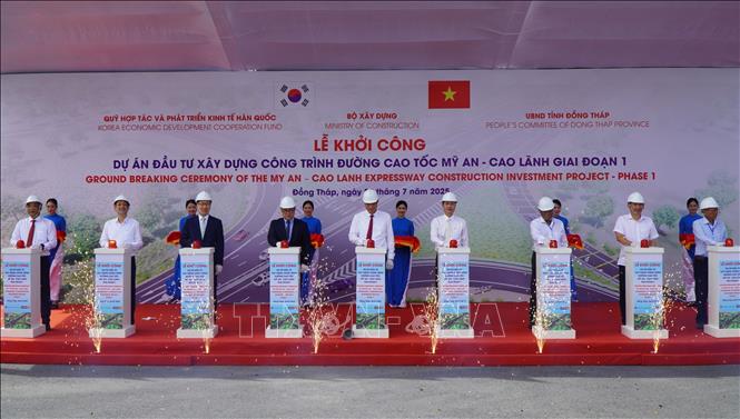 Đại biểu thực hiện nghi thức khởi công dự án đầu tư xây dựng công trình đường cao tốc Mỹ An - Cao Lãnh giai đoạn 1. Ảnh: Nhựt An - TTXVN