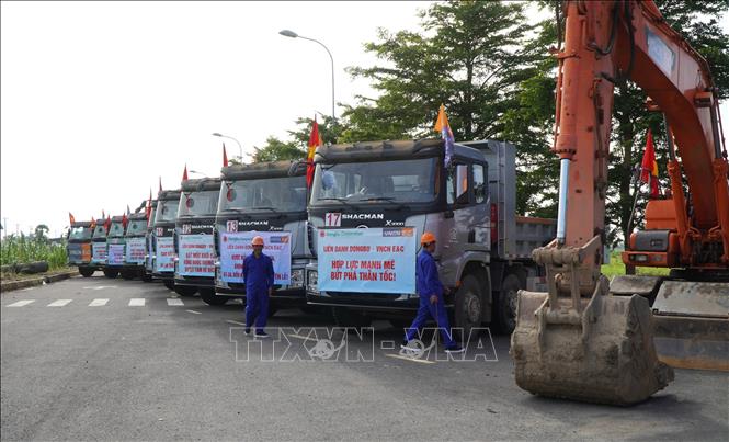 Thiết bị, máy móc chuẩn bị sẵn sàng thi công cao tốc Mỹ An - Cao Lãnh giai đoạn 1. Ảnh: Nhựt An - TTXVN