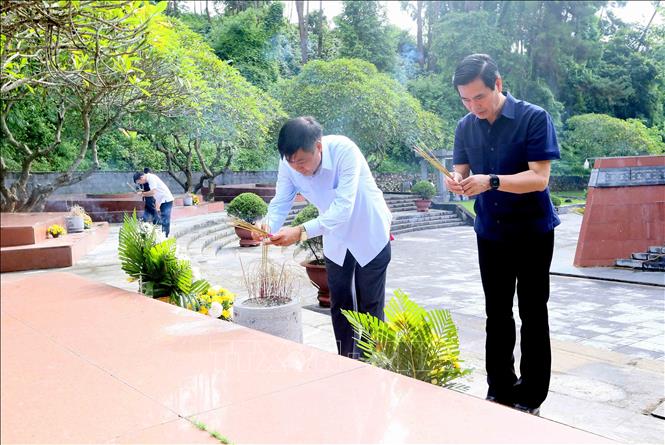 Ủy viên Trung ương Đảng, Phó trưởng Ban Nội chính Trung ương Nguyễn Hữu Đông và Bí thư Tỉnh ủy Sơn La Hoàng Quốc Khánh dâng hương tưởng nhớ các anh hùng liệt sĩ, tại Nghĩa trang liệt sĩ Nhà tù Sơn La. Ảnh: Quang Quyết - TTXVN