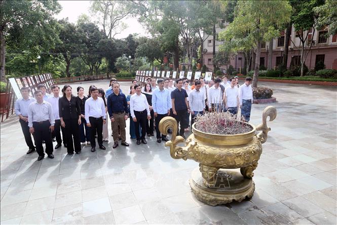 Đoàn công tác của Ban Nội chính Trung ương và lãnh đạo tỉnh Sơn la dâng hương tưởng nhớ các anh hùng liệt sĩ tại Nghĩa trang liệt sĩ Nhà tù Sơn La. Ảnh: Quang Quyết - TTXVN
