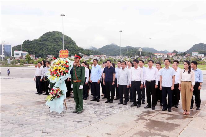 Đoàn công tác của Ban Nội chính Trung ương và lãnh đạo tỉnh Sơn La dâng hoa tại Tượng đài 