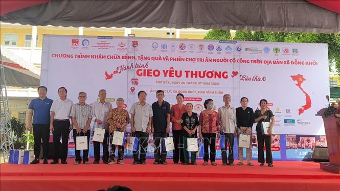 Tặng quà tri ân cho gia đình có công với cách mạng. Ảnh: Huỳnh Phúc Hậu - TTXVN