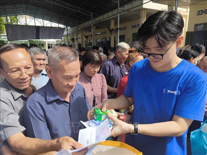 Trao quà tại phiên chợ tri ân người có công cho người dân. Ảnh: Huỳnh Phúc Hậu - TTXVN