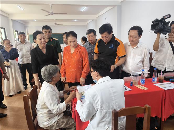 Đại biểu tham quan khu vực người dân đến khám bệnh. Ảnh: Huỳnh Phúc Hậu - TTXVN