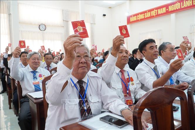Các đại biểu biểu quyết thông qua Dự thảo Nghị quyết Đại hội đại biểu phường Bình Thủy nhiệm kỳ 2025 - 2030. Ảnh: Thu Hiền - TTXVN                