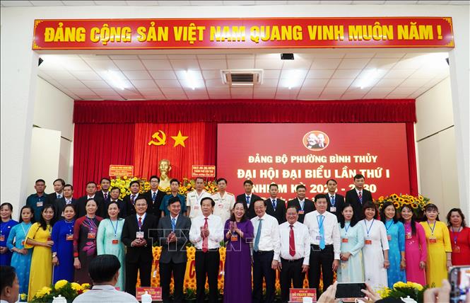 Ra mắt Ban Chấp hành Đảng bộ phường Bình Thủy nhiệm kỳ 2025 - 2030. Ảnh: Thu Hiền - TTXVN            