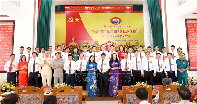Ban Chấp hành Đảng bộ xã Vĩnh Thành nhiệm kỳ 2025 - 2030 gồm 32 đồng chí ra mắt Đại hội. Ảnh: Hoàng Hùng - TTXVN
