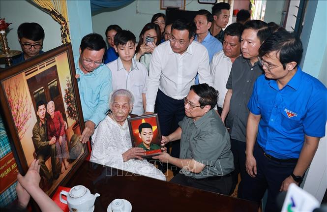 Thủ tướng Phạm Minh Chính thăm Mẹ Việt Nam Anh hùng Đào Thị Vui, có chồng và con là liệt sĩ. Ảnh: Dương Giang-TTXVN
