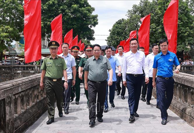 Thủ tướng Phạm Minh Chính đến dâng hương, dâng hoa tưởng niệm các Anh hùng liệt sĩ tại Di tích quốc gia đặc biệt Thành cổ Quảng Trị. Ảnh: Dương Giang-TTXVN 
