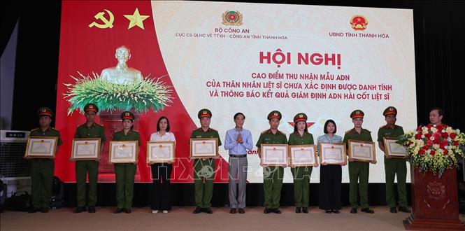 Trao bằng khen cho các cá nhân có thành tích tốt. Ảnh: Nguyễn Nam-TTXVN