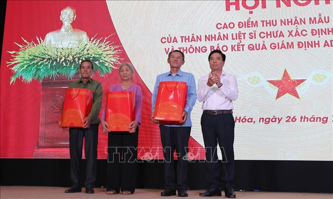 Trao quà cho thân nhân liệt sỹ. Ảnh: Nguyễn Nam-TTXVN