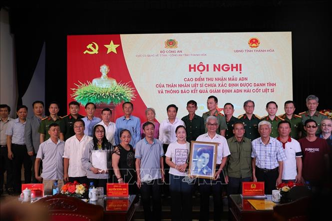 Công an tỉnh Thanh Hóa đã phối hợp với các đơn vị liên quan tiến hành thu nhận mẫu ADN đối với 100 thân nhân liệt sỹ của phường Hạc Thành, tỉnh Thanh Hóa. Ảnh: Nguyễn Nam-TTXVN