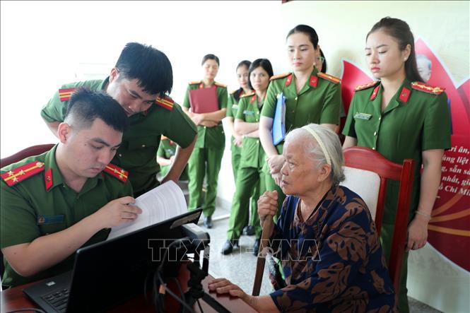 Công an tỉnh Thanh Hóa đã phối hợp với các đơn vị liên quan tiến hành thu nhận mẫu ADN đối với 100 thân nhân liệt sỹ của phường Hạc Thành, tỉnh Thanh Hóa. Ảnh: Nguyễn Nam-TTXVN