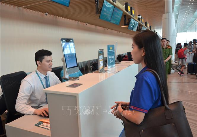 Hành khách thực hiện sinh trắc học nhận diện khuôn mặt trong quá trình làm thủ tục. Ảnh: Linh Sơn – TTXVN