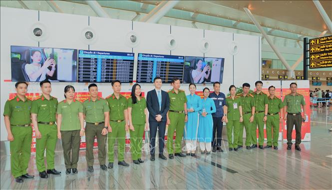 Công an phối hợp cùng các lực lượng chức năng của sân bay tổ chức triển thực hiện triển khai giải pháp sinh trắc học cho hành khách. Ảnh: Linh Sơn - TTXVN