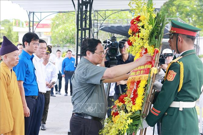 Thủ tướng Phạm Minh Chính dâng hoa tưởng niệm các Anh hùng liệt sĩ tại Nghĩa trang liệt sĩ Quốc gia Đường 9. Ảnh: Dương Giang-TTXVN 
