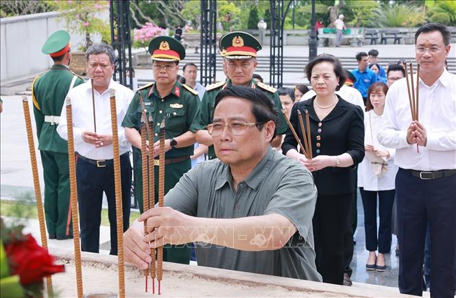 Thủ tướng Phạm Minh Chính dâng hương tưởng niệm các Anh hùng liệt sĩ tại Nghĩa trang liệt sĩ Quốc gia Đường 9. Ảnh: Dương Giang-TTXVN 
