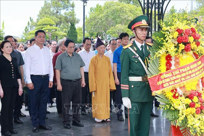 Thủ tướng Phạm Minh Chính dâng hoa tưởng niệm các Anh hùng liệt sĩ tại Nghĩa trang liệt sĩ Quốc gia Đường 9. Ảnh: Dương Giang-TTXVN 
