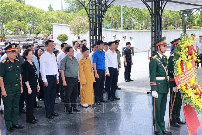 Thủ tướng Phạm Minh Chính dâng hoa tưởng niệm các Anh hùng liệt sĩ tại Nghĩa trang liệt sĩ Quốc gia Đường 9. Ảnh: Dương Giang-TTXVN 
