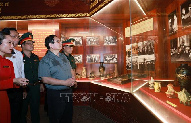 Thủ tướng Phạm Minh Chính xem trưng bày ảnh và hiện vật về cố Tổng Bí thư Lê Duẩn. Ảnh: Dương Giang-TTXVN
