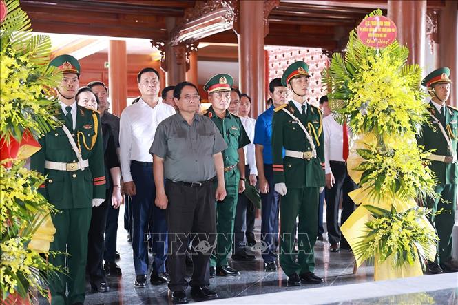 Thủ tướng Phạm Minh Chính dâng hoa tại Khu lưu niệm cố Tổng Bí thư Lê Duẩn ở xã Triệu Phong. Ảnh: Dương Giang-TTXVN
