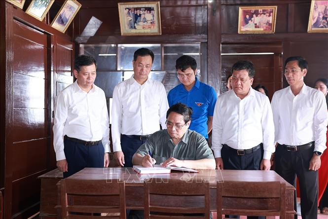 Thủ tướng Phạm Minh Chính viết lưu bút tại Khu lưu niệm cố Tổng Bí thư Lê Duẩn ở xã Triệu Phong. Ảnh: Dương Giang-TTXVN