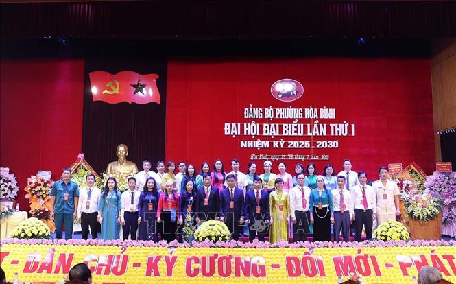 Ra mắt Ban Chấp hành Đảng bộ phường Hòa Bình nhiệm kỳ 2025 - 2030 gồm 30 đồng chí. Ảnh: Thanh Hải - TTXVN 