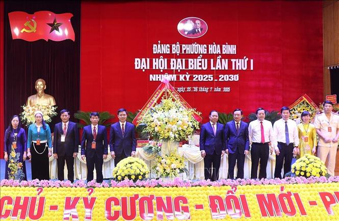 Đồng chí Nguyễn Phi Long, Phó Bí thư Thường trực Tỉnh ủy Phú Thọ chúc mừng đại hội thành công. Ảnh: Thanh Hải - TTXVN  