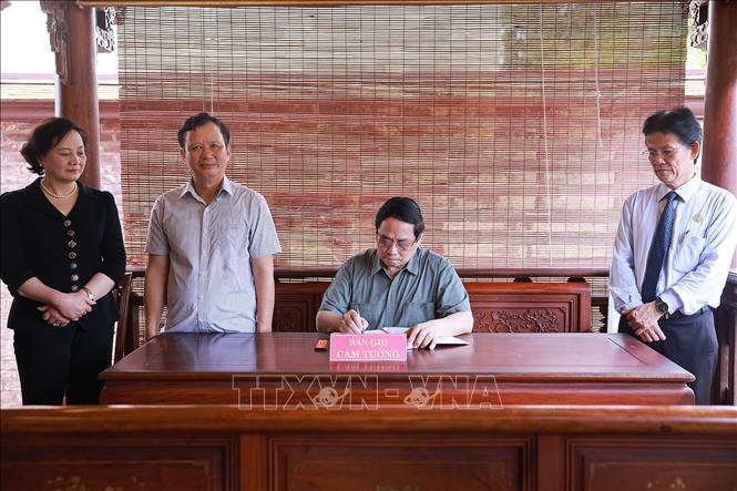 Thủ tướng Phạm Minh Chính viết lưu bút khi đến dâng hương tại bảo tàng Đại tướng Nguyễn Chí Thanh ở thành phố Huế. Ảnh: Dương Giang-TTXVN 
