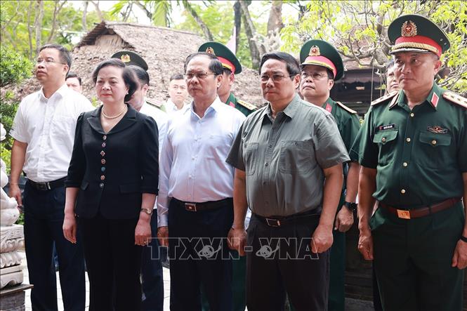 Thủ tướng Phạm Minh Chính dâng hương tưởng nhớ Đại tướng Nguyễn Chí Thanh ở thành phố Huế. Ảnh: Dương Giang-TTXVN 

