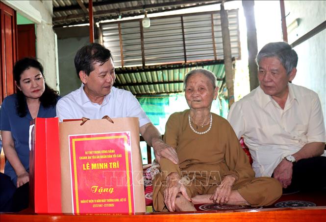 Đoàn công tác thăm và tặng quà gia đình Mẹ Việt Nam Anh hùng Lê Thị Liên, phường Tân Ngãi, tỉnh Vĩnh Long. Ảnh: Lê Thúy Hằng - TTXVN