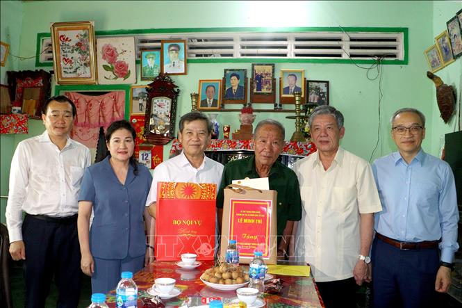 Đoàn công tác thăm và tặng quà gia đình ông Nguyễn Hồng Quân, phường Long Châu, tỉnh Vĩnh Long. Ảnh: Lê Thúy Hằng - TTXVN