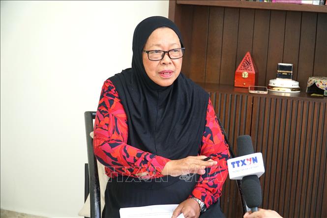 Giáo sư Ruhanas Harun - Khoa Quan hệ Quốc tế, Đại học Quốc phòng Malaysia (UPNM) trả lời phỏng vấn TTXVN tại Malaysia. Ảnh: Hằng Linh-PV TTXVN tại Malaysia