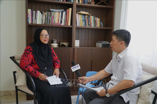 Giáo sư Ruhanas Harun - Khoa Quan hệ Quốc tế, Đại học Quốc phòng Malaysia (UPNM) trả lời phỏng vấn TTXVN tại Malaysia. Ảnh: Hằng Linh-PV TTXVN tại Malaysia