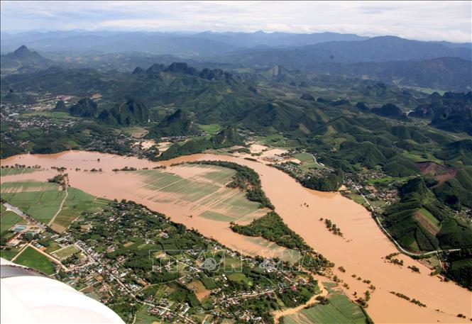 Many areas are still isolate by floods. VNA Photo: Văn Tý