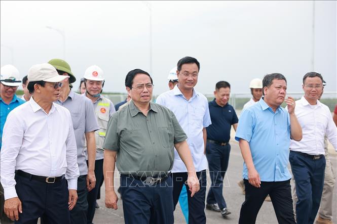Thủ tướng Phạm Minh Chính kiểm tra thi công Dự án đầu tư xây dựng cao tốc Bắc - Nam phía Đông đoạn Vạn Ninh - Cam Lộ. Ảnh: Dương Giang-TTXVN 
