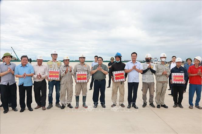 Thủ tướng Phạm Minh Chính tặng quà các đơn vị thi công Dự án Tổ hợp công nghiệp hàng không-Đô thị sân bay Quảng Trị. Ảnh: Dương Giang-TTXVN 
