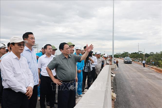 Thủ tướng Phạm Minh Chính kiểm tra thi công Dự án đầu tư xây dựng cao tốc Bắc - Nam phía Đông đoạn Vạn Ninh - Cam Lộ. Ảnh: Dương Giang-TTXVN 
