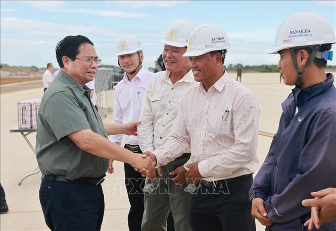 Thủ tướng Phạm Minh Chính với cán bộ, kỹ sư các đơn vị thi công Dự án Tổ hợp công nghiệp hàng không - Đô thị sân bay Quảng Trị. Ảnh: Dương Giang-TTXVN 
