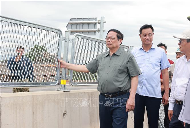 Thủ tướng Phạm Minh Chính kiểm tra thi công Dự án đầu tư xây dựng cao tốc Bắc - Nam phía Đông đoạn Vạn Ninh - Cam Lộ. Ảnh: Dương Giang-TTXVN 
