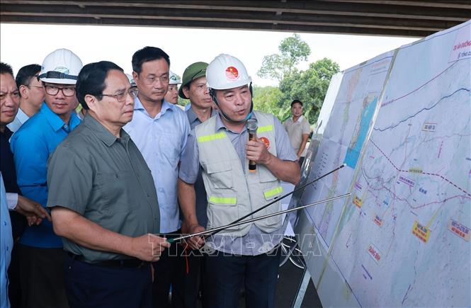 Thủ tướng Phạm Minh Chính kiểm tra Dự án đầu tư xây dựng cao tốc Bắc - Nam phía Đông đoạn Vạn Ninh - Cam Lộ. Ảnh: Dương Giang-TTXVN 
