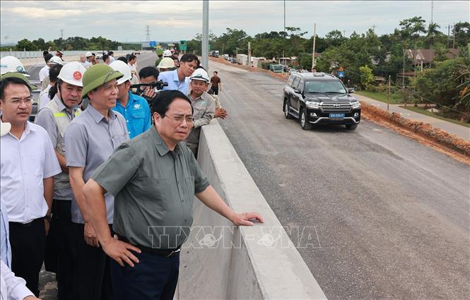 Thủ tướng Phạm Minh Chính kiểm tra thi công Dự án đầu tư xây dựng cao tốc Bắc - Nam phía Đông đoạn Vạn Ninh - Cam Lộ. Ảnh: Dương Giang-TTXVN 
