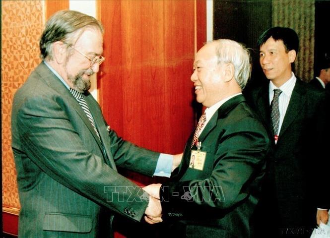 Chủ tịch Quốc hội Nguyễn Văn An gặp Chủ tịch Hạ viện Bỉ Herman De Croo, tại Hội nghị các Chủ tịch Quốc hội thế giới lần thứ 2 ở New York (Hoa Kỳ), ngày 8/9/2005. Ảnh: Trí Dũng - TTXVN